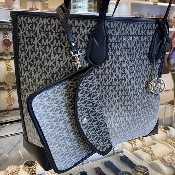 Michael Kors Eva Large Ombré Signature Logo Tote Bag
Black
NWT - Picture 9 of 16